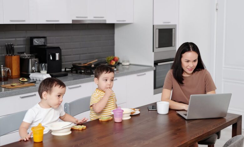 Het gezinsleven van Angela Schijf: moeder en actrice in balans