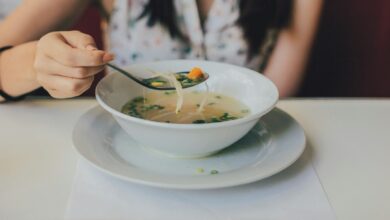 Photo of Kippensoep in de slowcooker met kippenpoten: zo doe je het