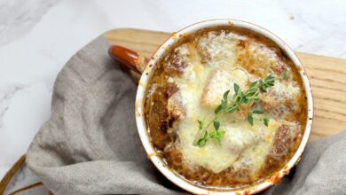 Photo of Franse uiensoep uit de slowcooker: zo maak je hem perfect